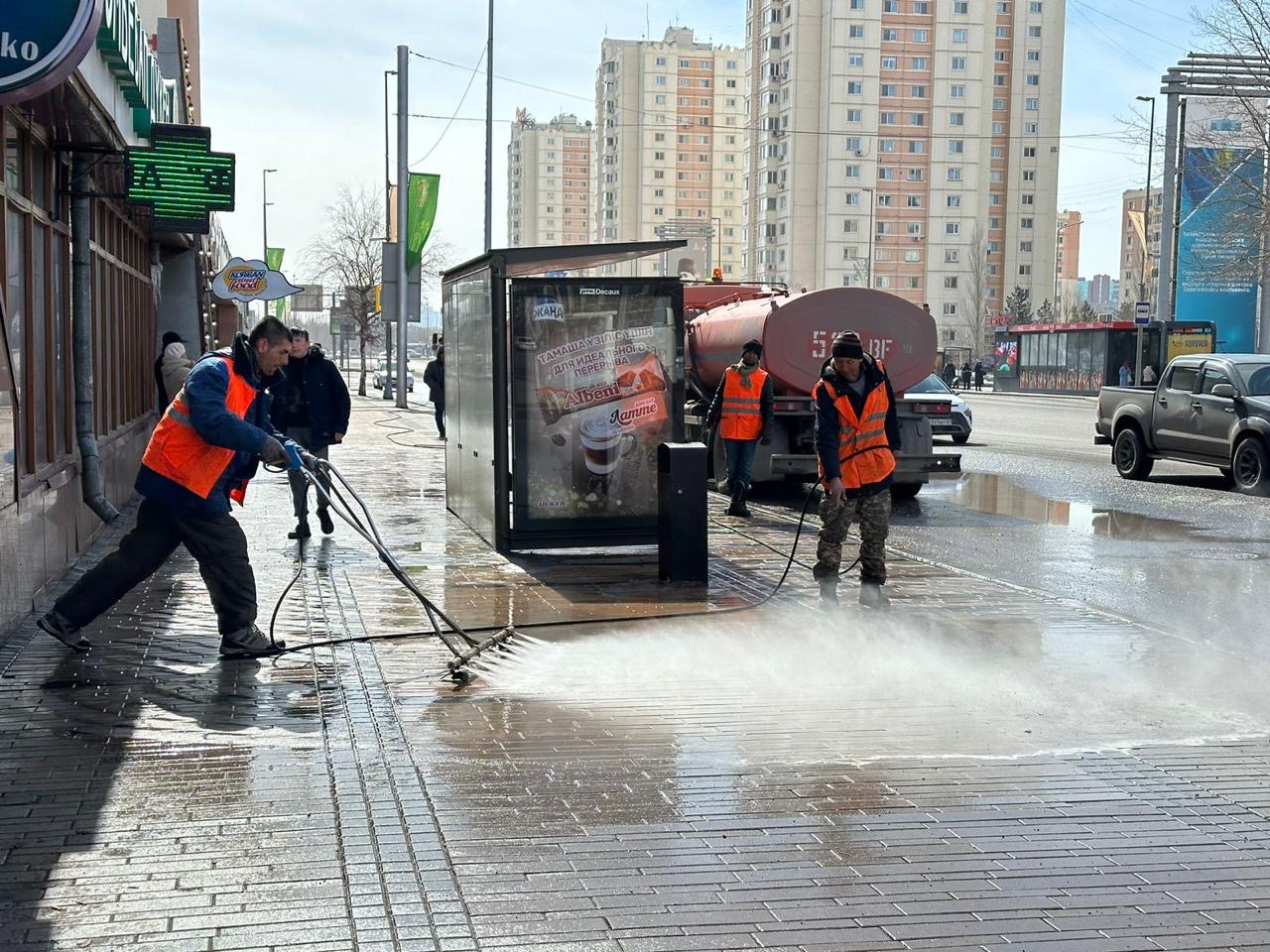 Уборка улиц, промывка мостов: весенняя саночистка началась в Астане