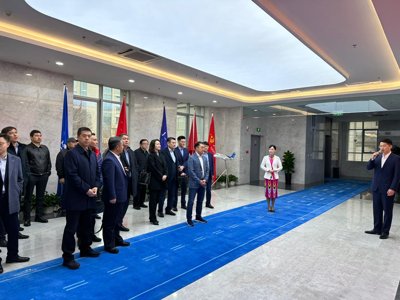 Көлік министрлігінің басшысы Үрімші әуежайына барды