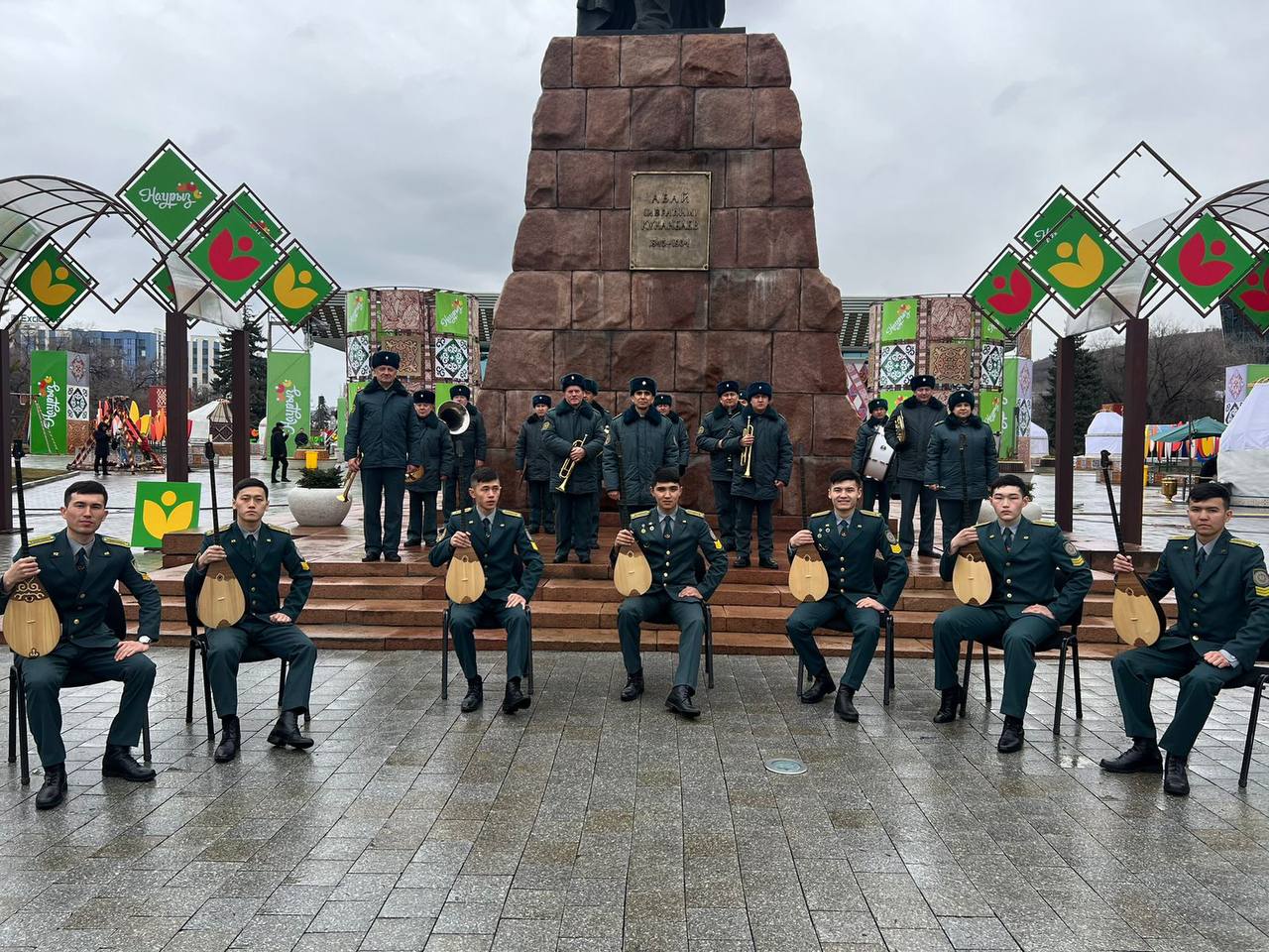 Курсанты Пограничной академии КНБ поздравили жителей города с праздником Наурыз