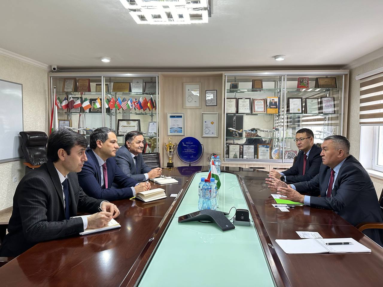 В Душанбе обсуждены вопросы открытия прямого авиасообщения между Астаной и Душанбе