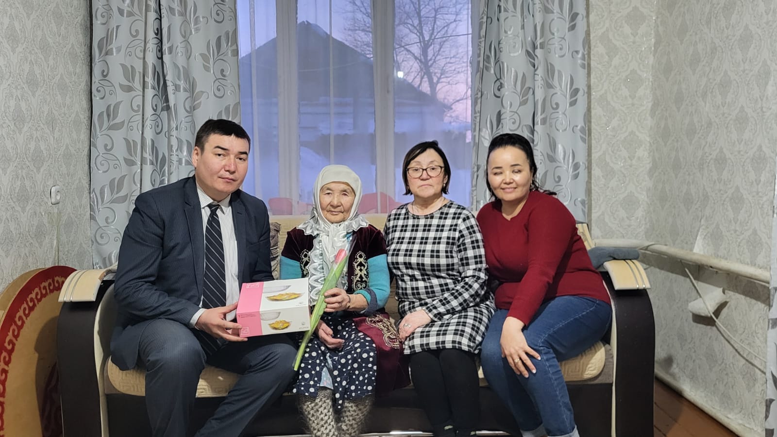 Алмагуль Алтайбаева әжені  туған  күнімен құттықтадық.