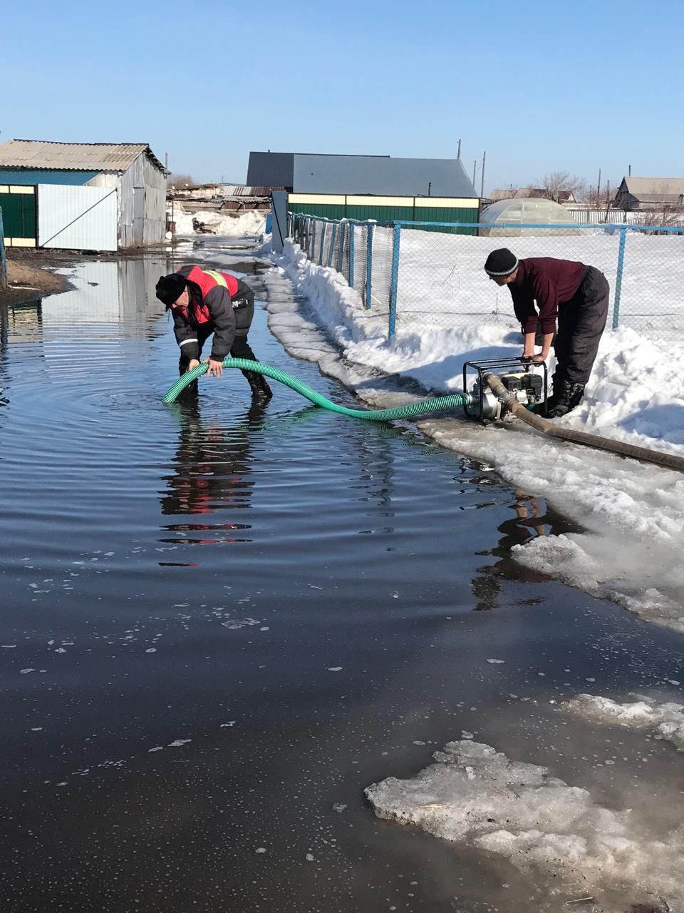 Во избежании подтопления талыми водами дворов населения, с помощью помпы откачивалась вода с придворовых территорий.