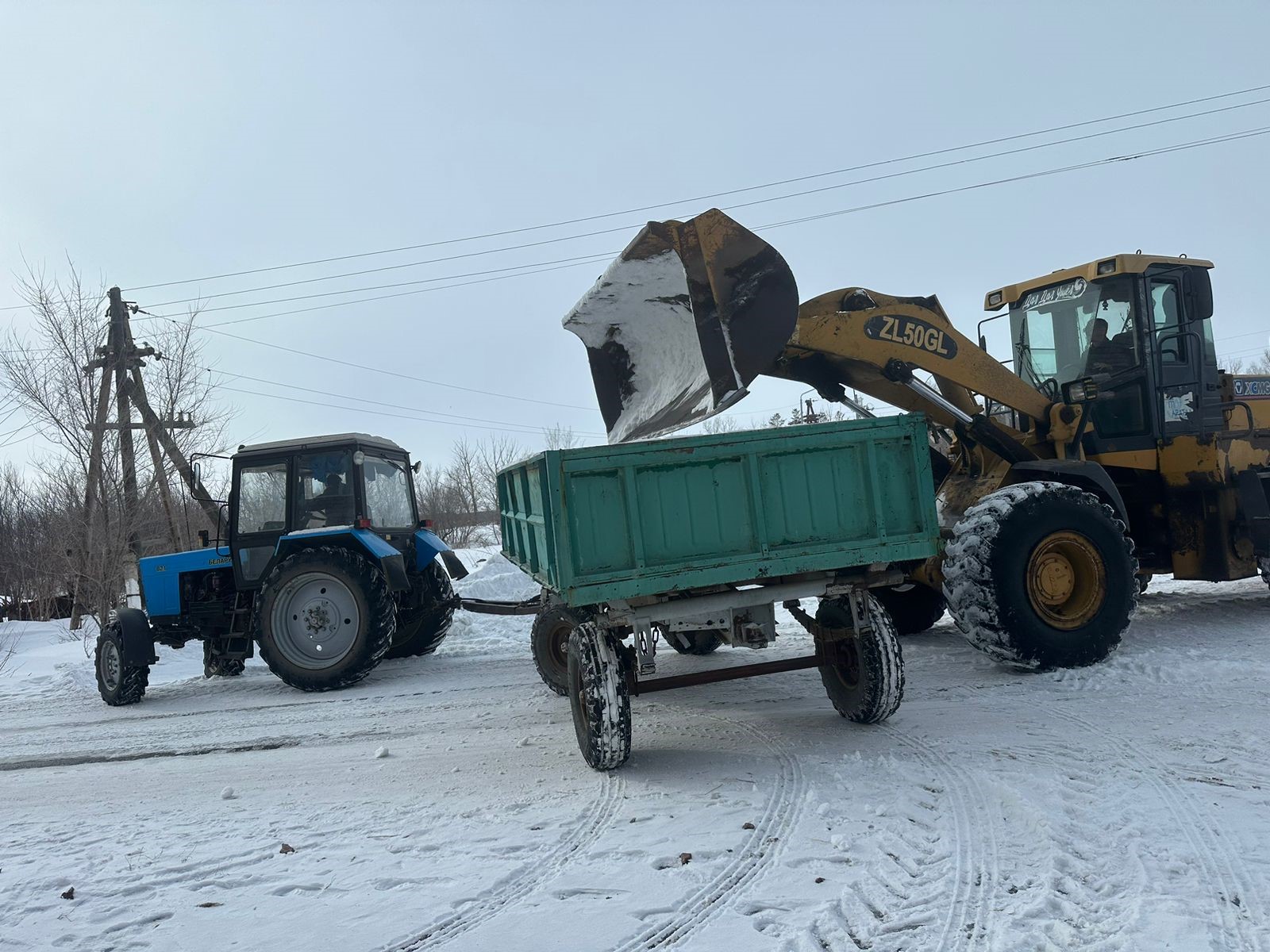 В селе Заречное продолжаются работы по вывозу снега