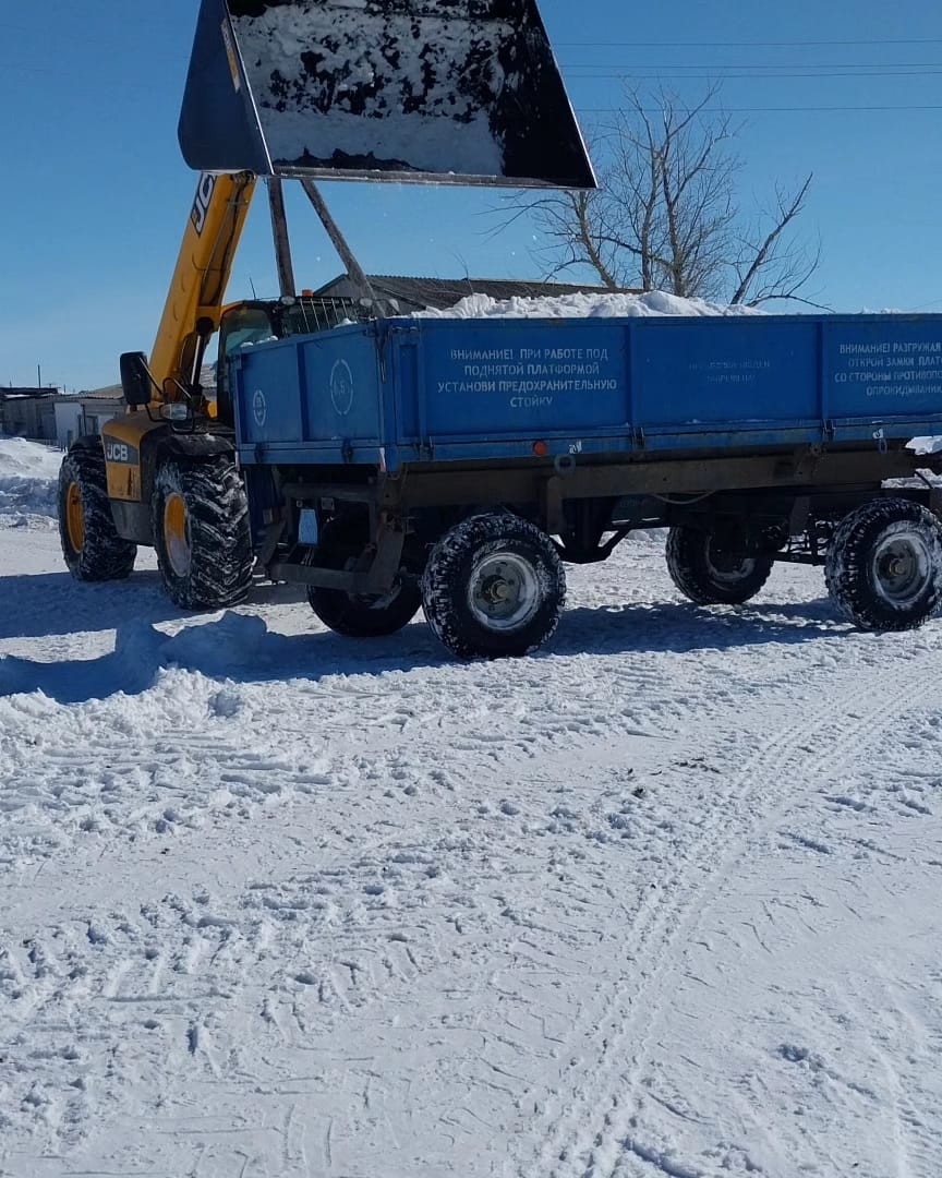 Аманкелді ауылдық округі аумағында су тасқынының алдын алу бойынша қарды шығару.
