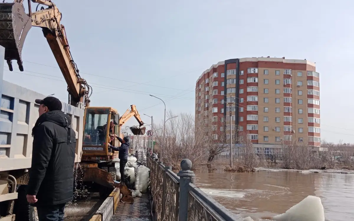 Река затопила мост в Кокшетау: уровень воды под контролем