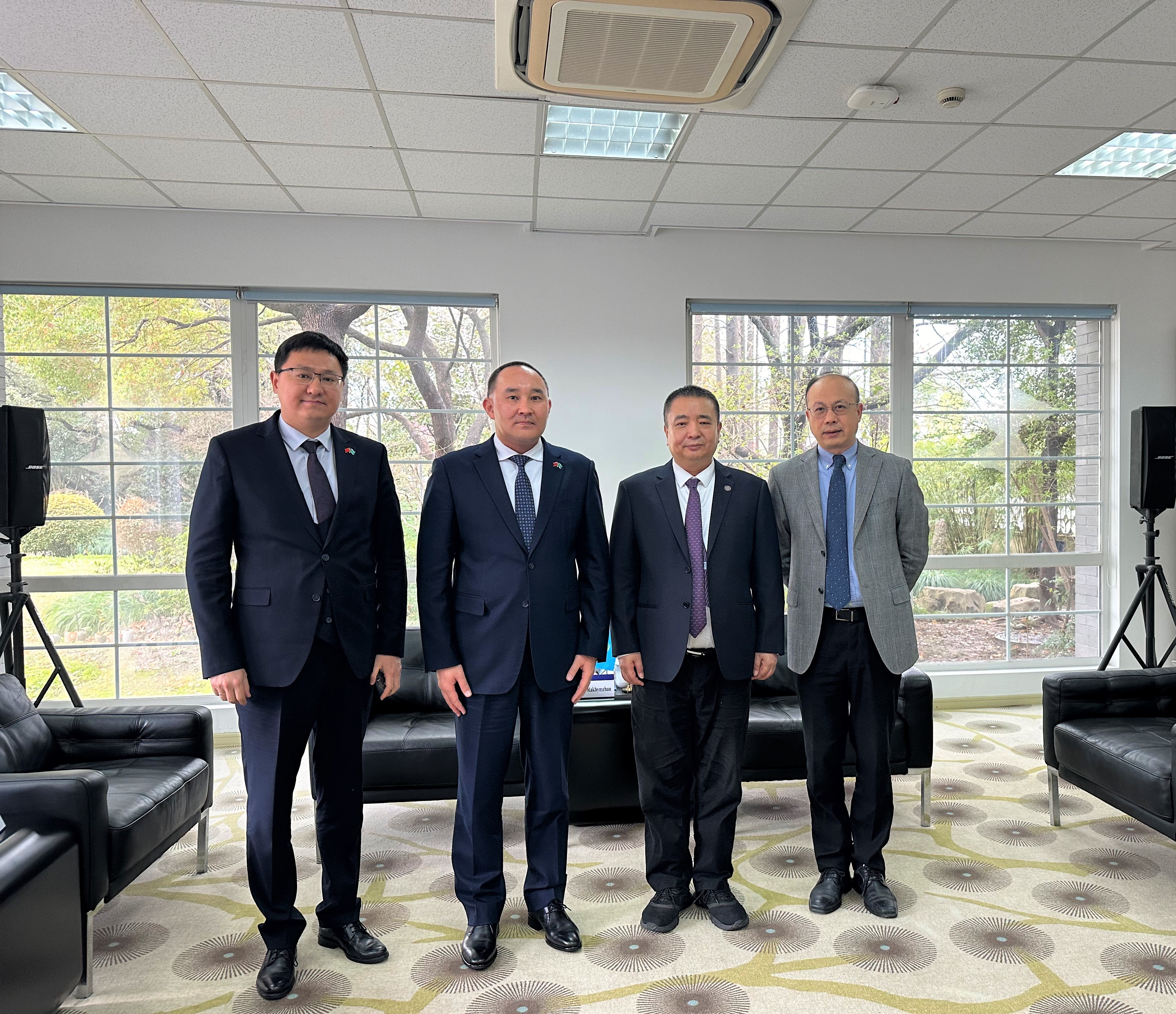 Генеральный консул Казахстана в Шанхае посетил Университет Фудань