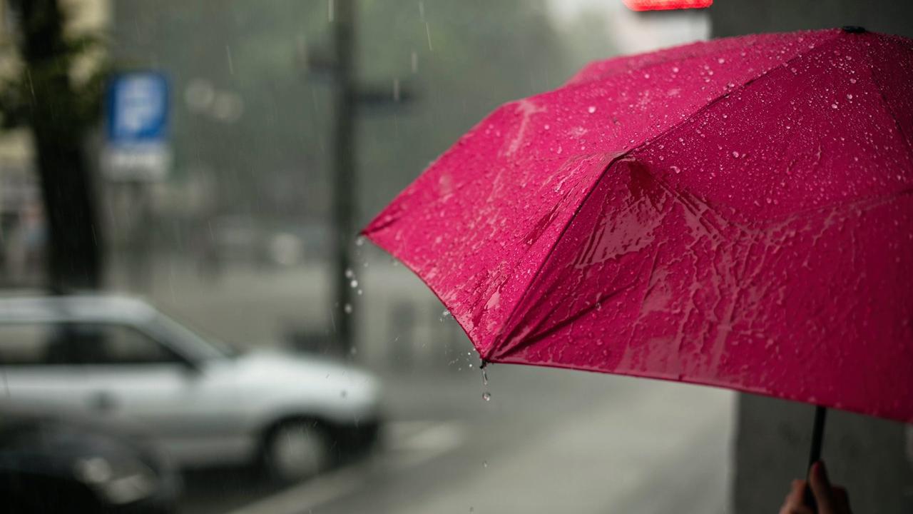 Сильный ветер и дождь в Астане: ДЧС призвали жителей столицы соблюдать меры безопасности