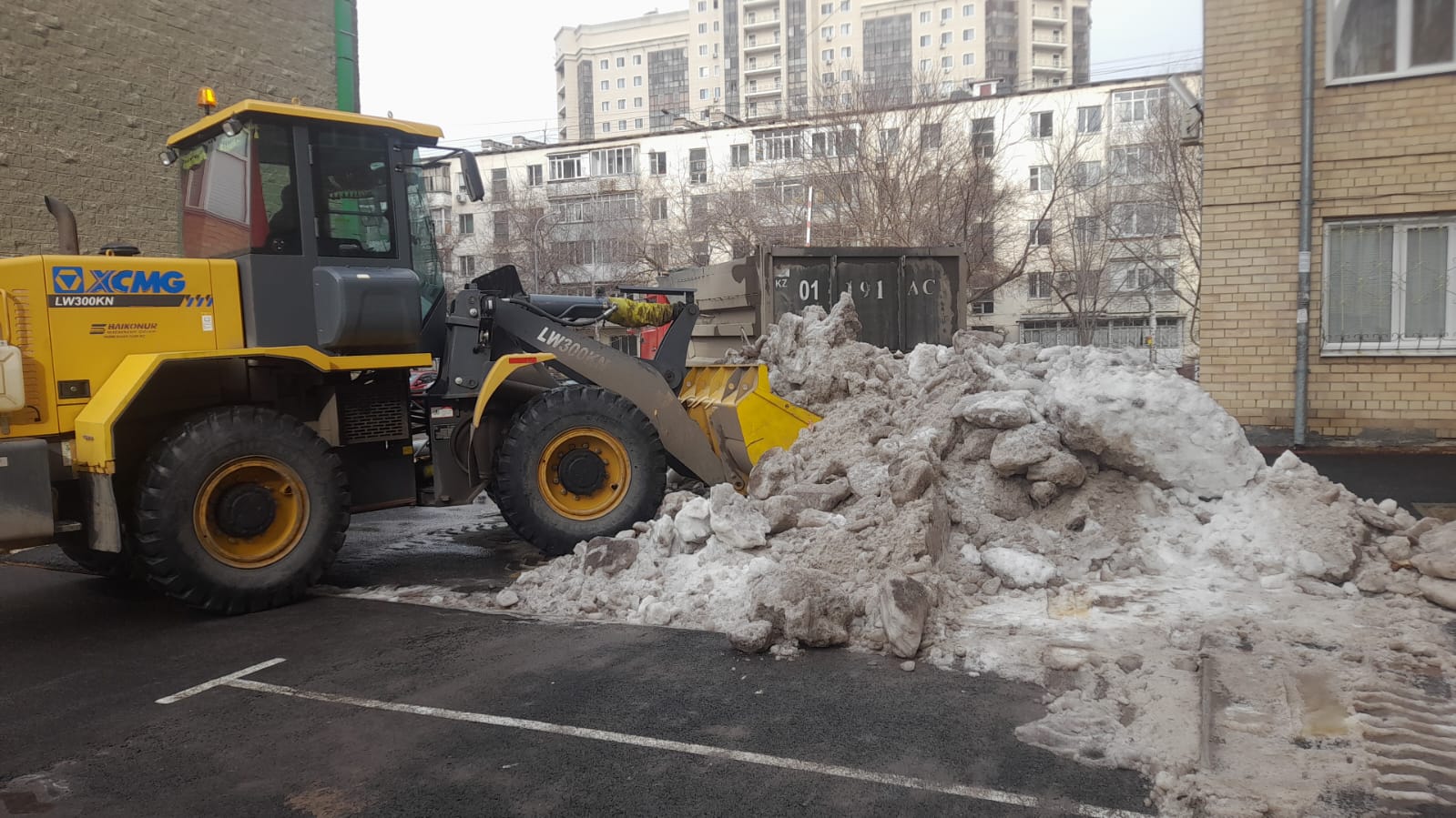 Свыше 2,4 тыс. дорожных рабочих вышли на уборку снега в Астане
