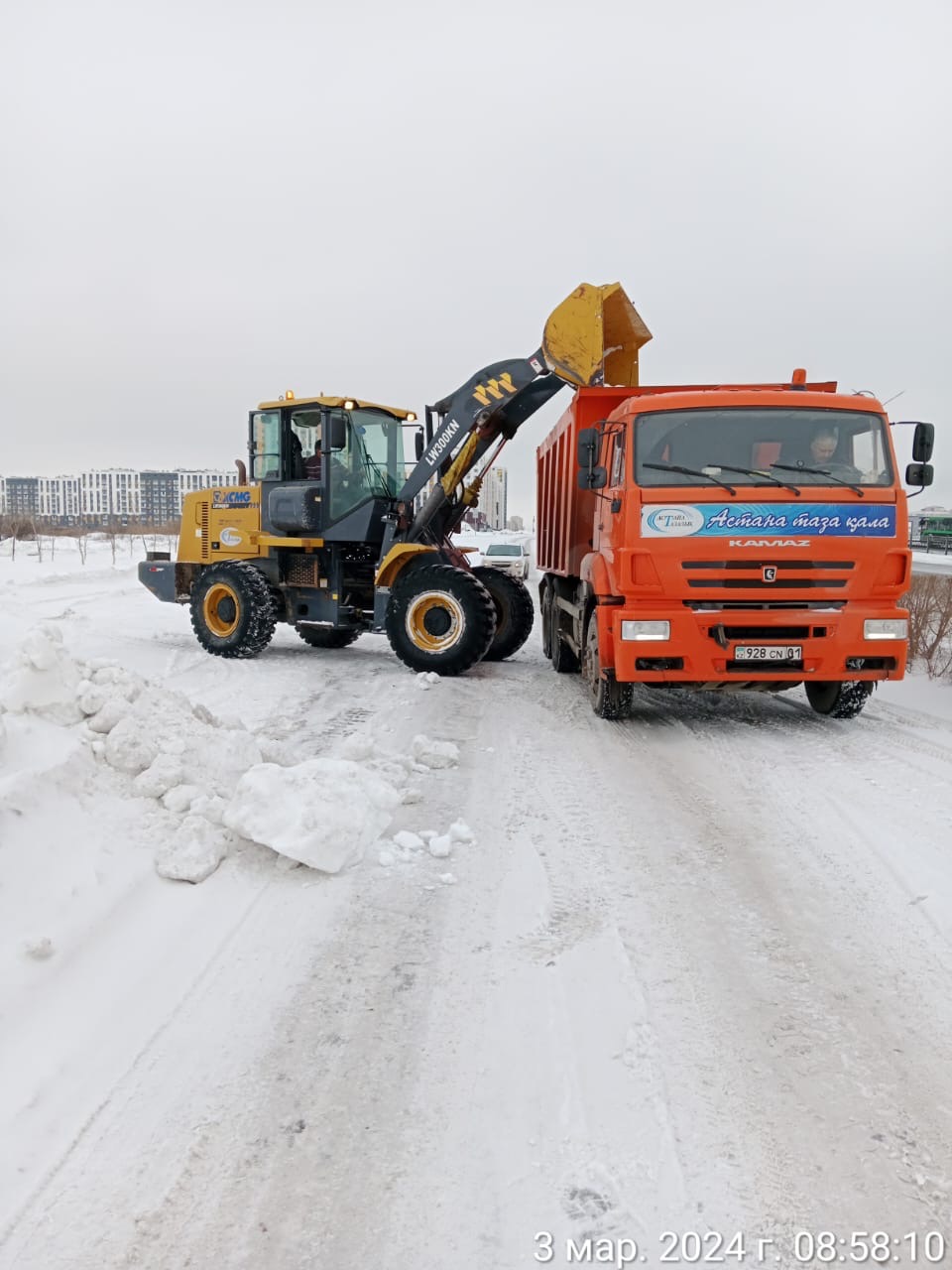 Более 2,3 тыс. дорожных рабочих вышли на борьбу со снегом в Астане