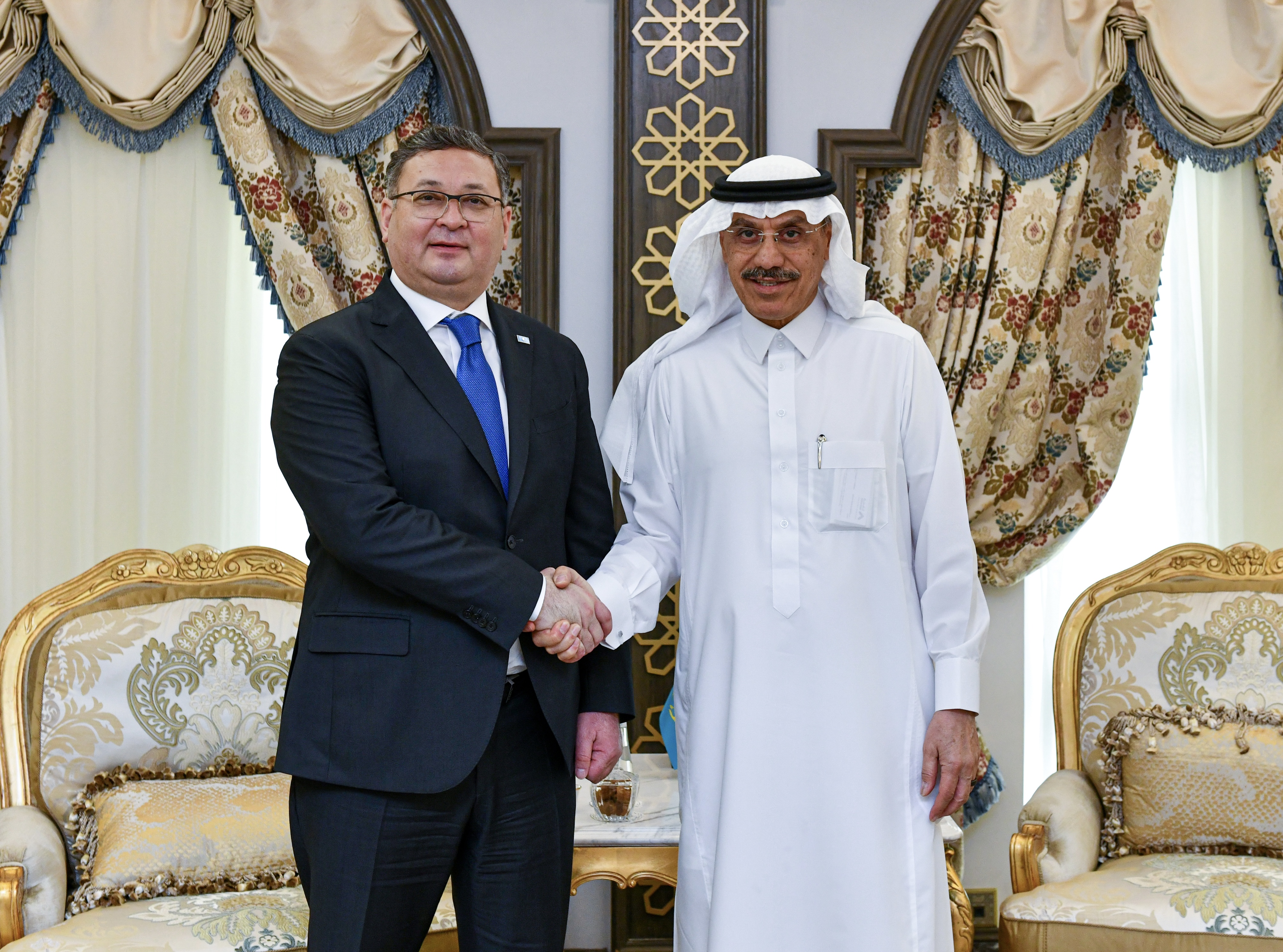 Глава МИД Казахстана встретился с президентом ИБР