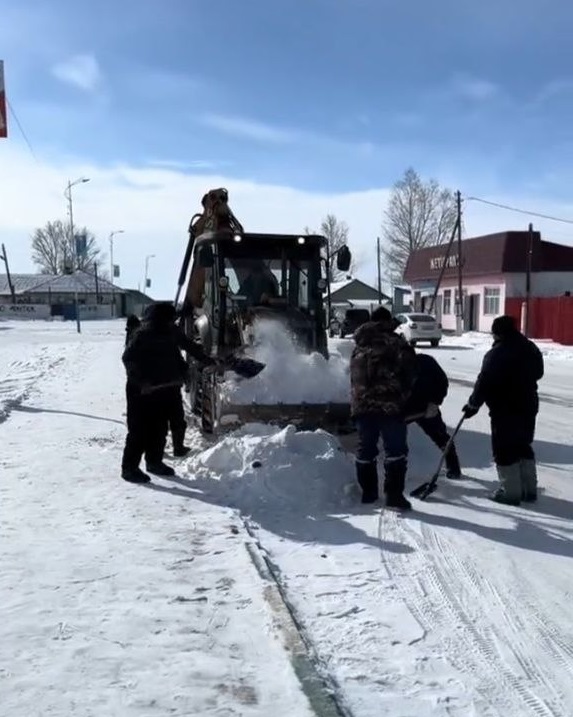 Очищены от снега центральные улицы села Акжар.
