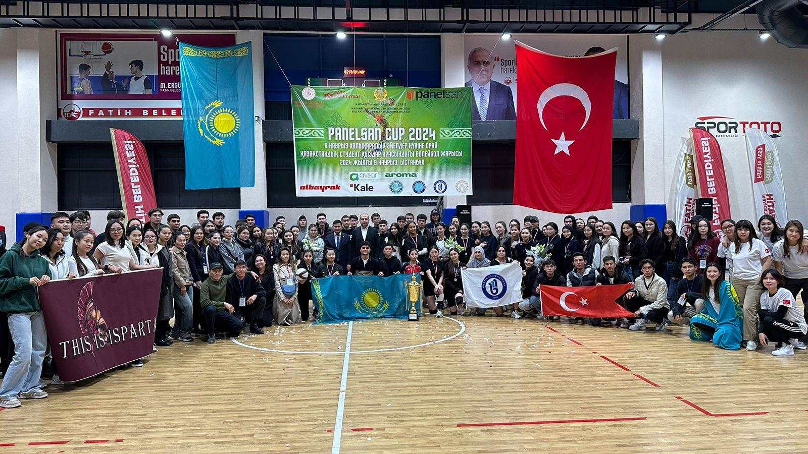 Türkiye'de eğitim görmekte olan Kazakistanlı kız öğrenciler İstanbul'da bir araya geldiler