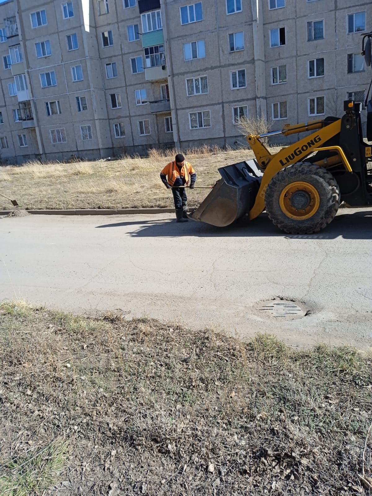 Сотрудниками ГКП на ПХВ «Курчатов Водоканал» продолжаются работы по отчистке улиц города от мусора, накопившегося за зиму.