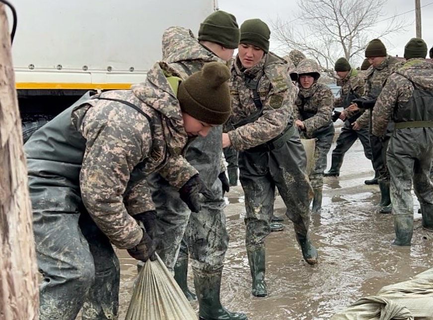 Военнослужащие проводят противопаводковые работы в Карагандинской области