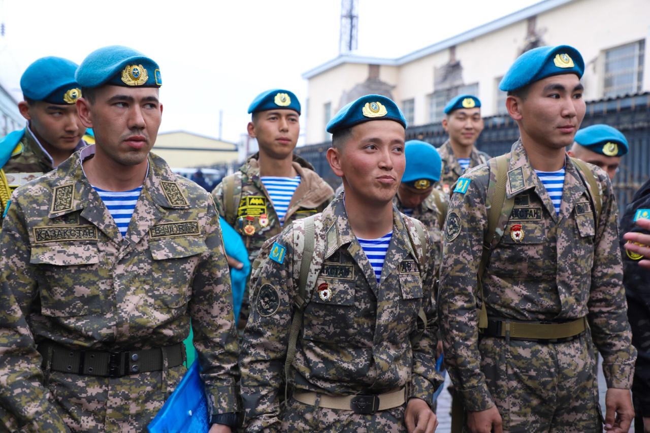 Прошедших срочную воинскую службу астанчан встретили родные в столице