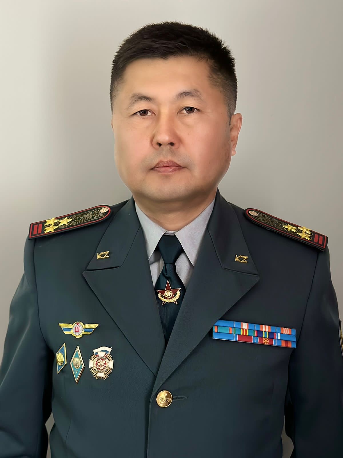 Желіде үлкен мүшесі бар әдемі жігіт