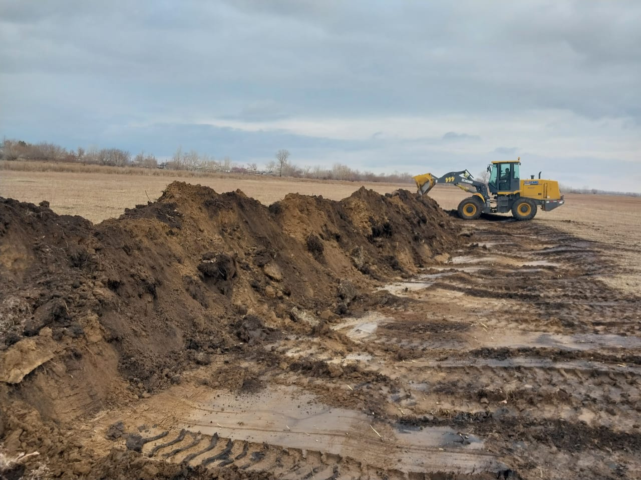 Сотрудники ДЧС Павлодарской области совместно с МИО ведут работы по укреплению дамб