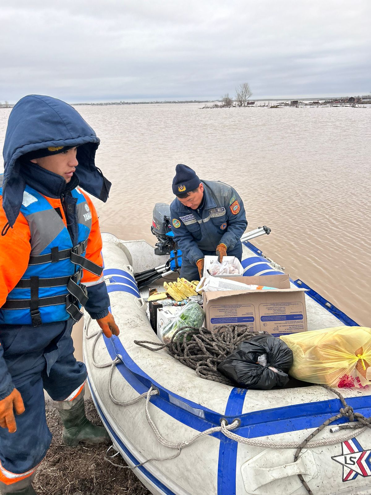 Жамбылские спасатели доставляют через реку Ишим продукты и лекарства на моторной лодке в Акмолинской области