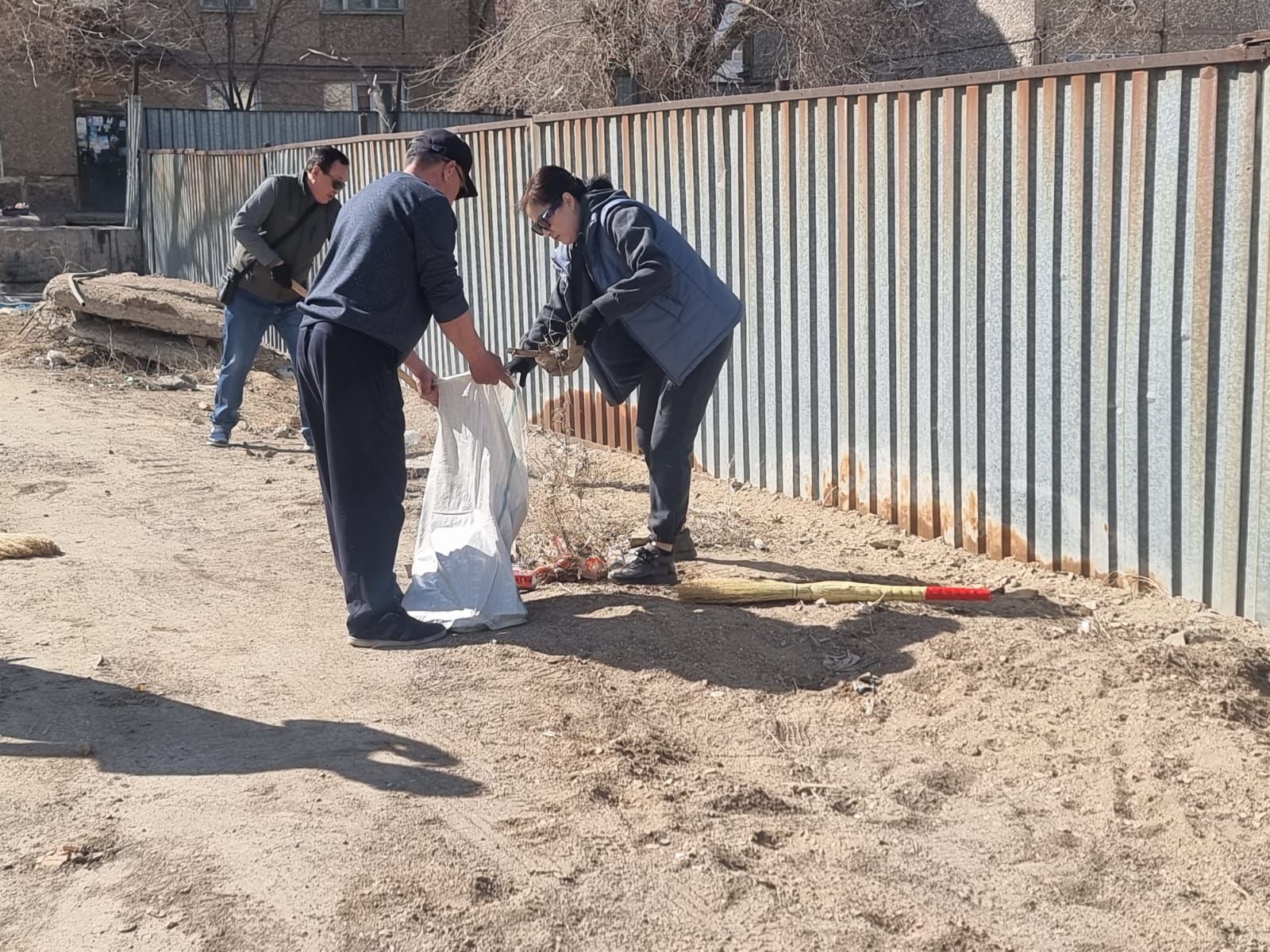 В городе Жезказган продолжается работа по санитарной очистке территории в рамках недели "Таза өлке" республиканской акции "Таза Қазақстан"
