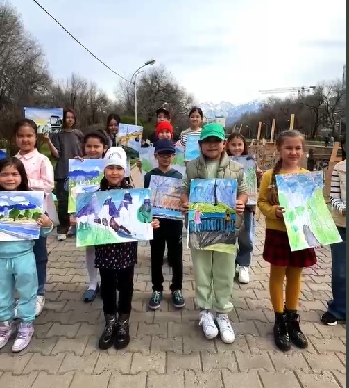 👨🏼‍🎨 Арт-перформанс: 50 пейзажей Алматы нарисовали юные художники