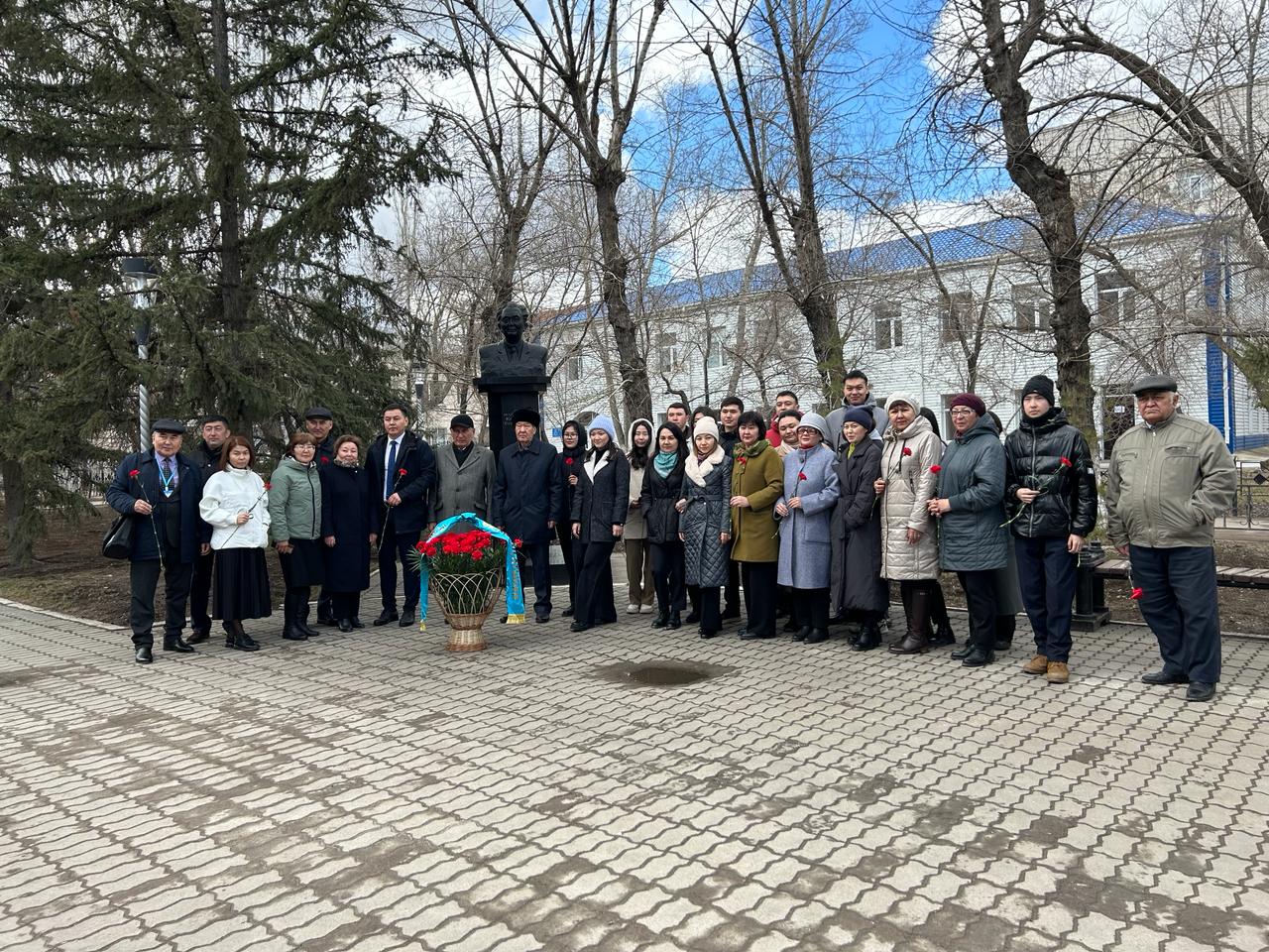 11 апреля в г. Кокшетау коллектив МД «Севказнедра» принял участие в  церемонии возложения цветов к памятнику академика К. Сатпаева.