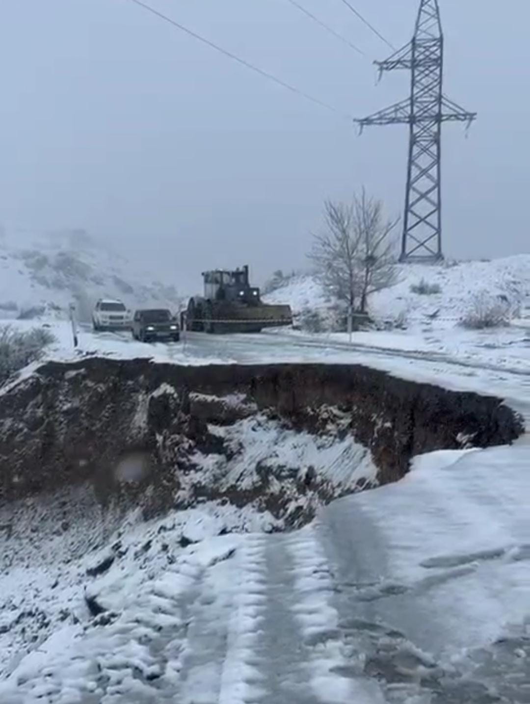 Обвал дорожного полотна произошел на трассе в Маркакольском районе