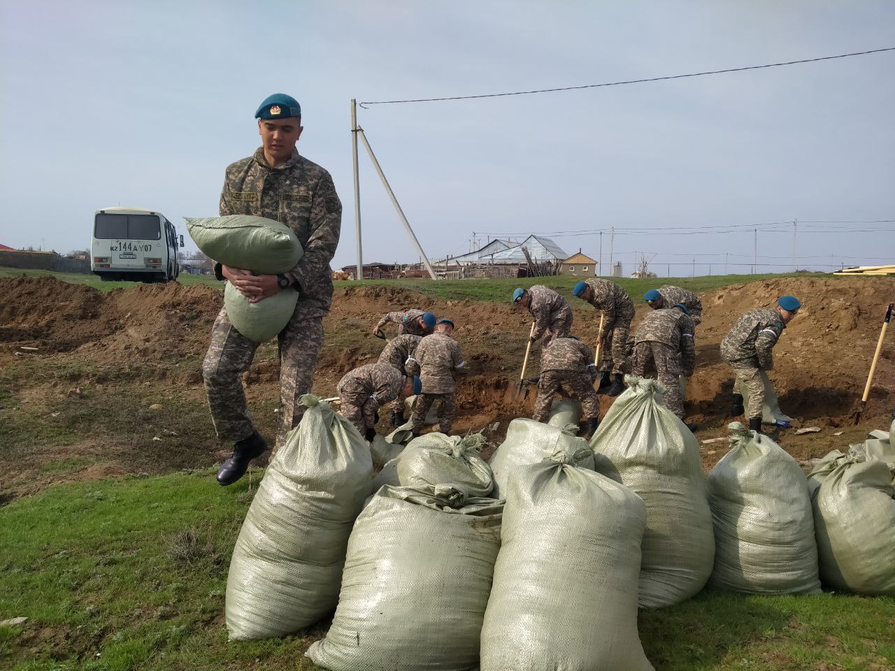 Десантники ставят заслоны большой воде в пригородных районах г. Уральска