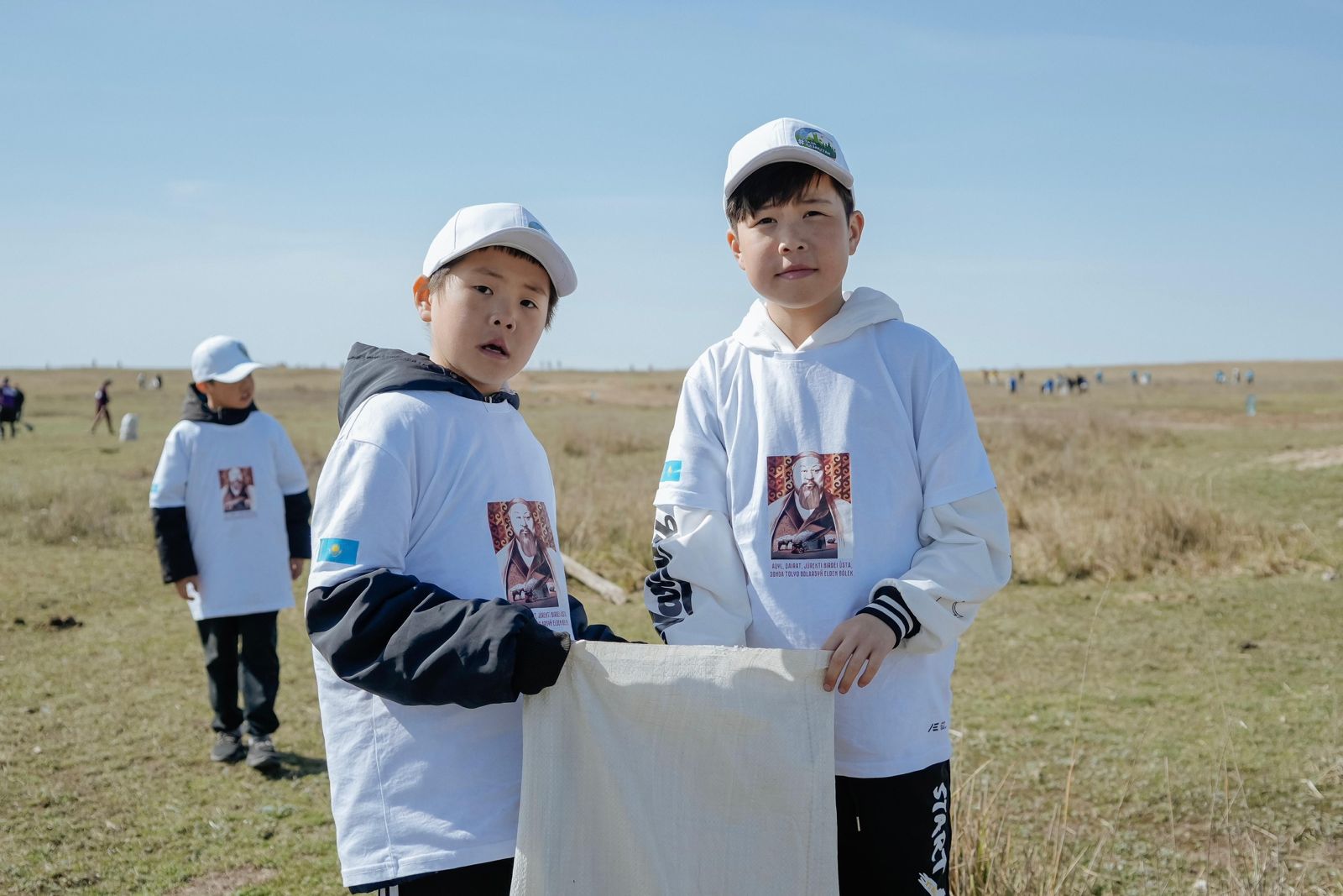 «Киелі мекен» акциясының аясында облыс тұрғындары Ақкөл мешітінің аумағында тазалық жұмыстарын жүргізді