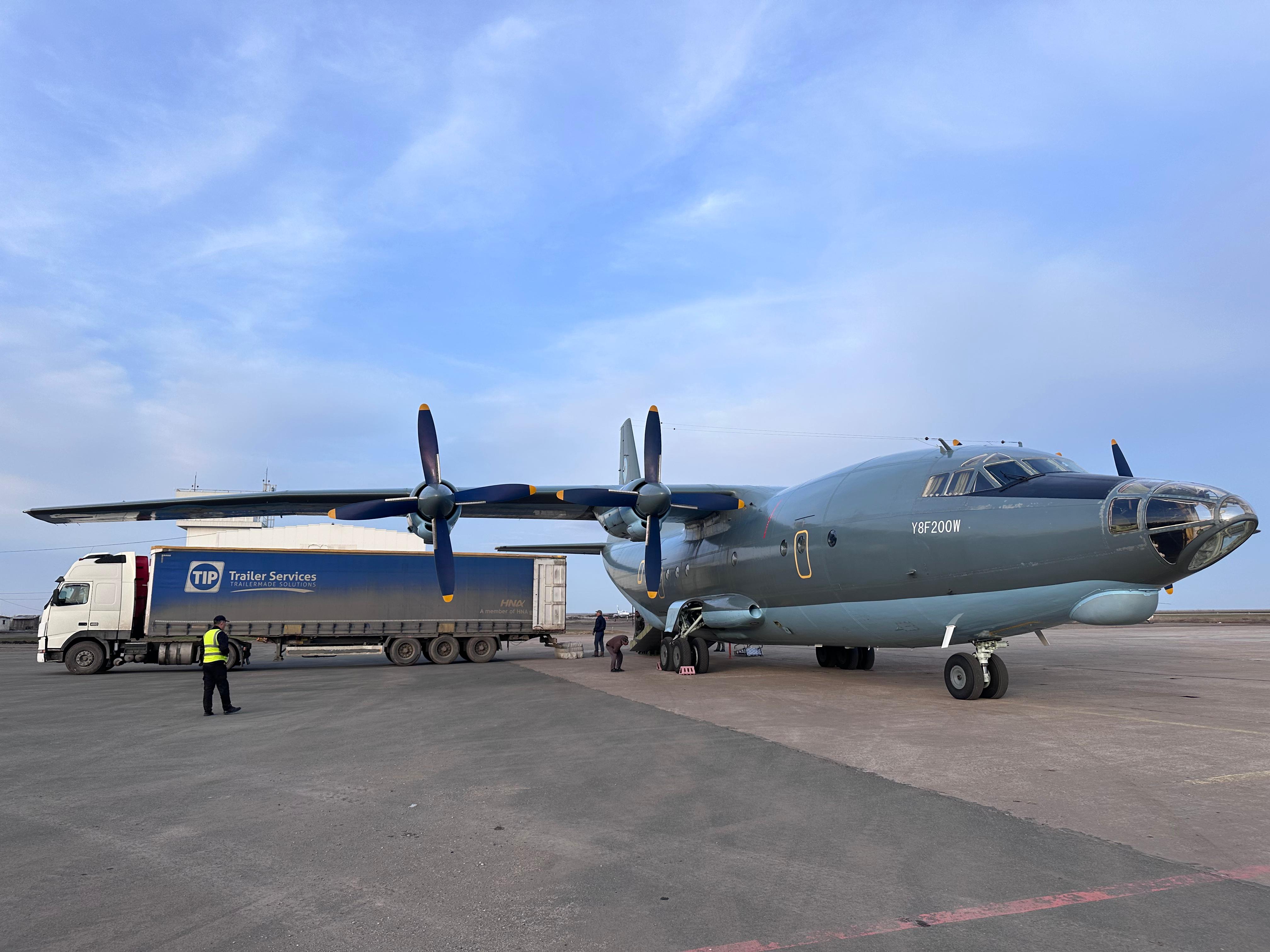 Пилоты Национальной гвардии МВД РК доставили в Атыраускую область более 23 тонн гуманитарного груза