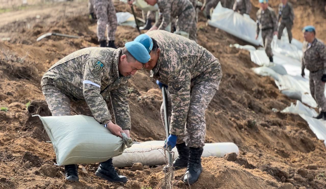Батыс Қазақстан облысында Десанттық-шабуылдау әскерлерінің 300-ден астам әскери қызметшісі су тасқынымен күресуде