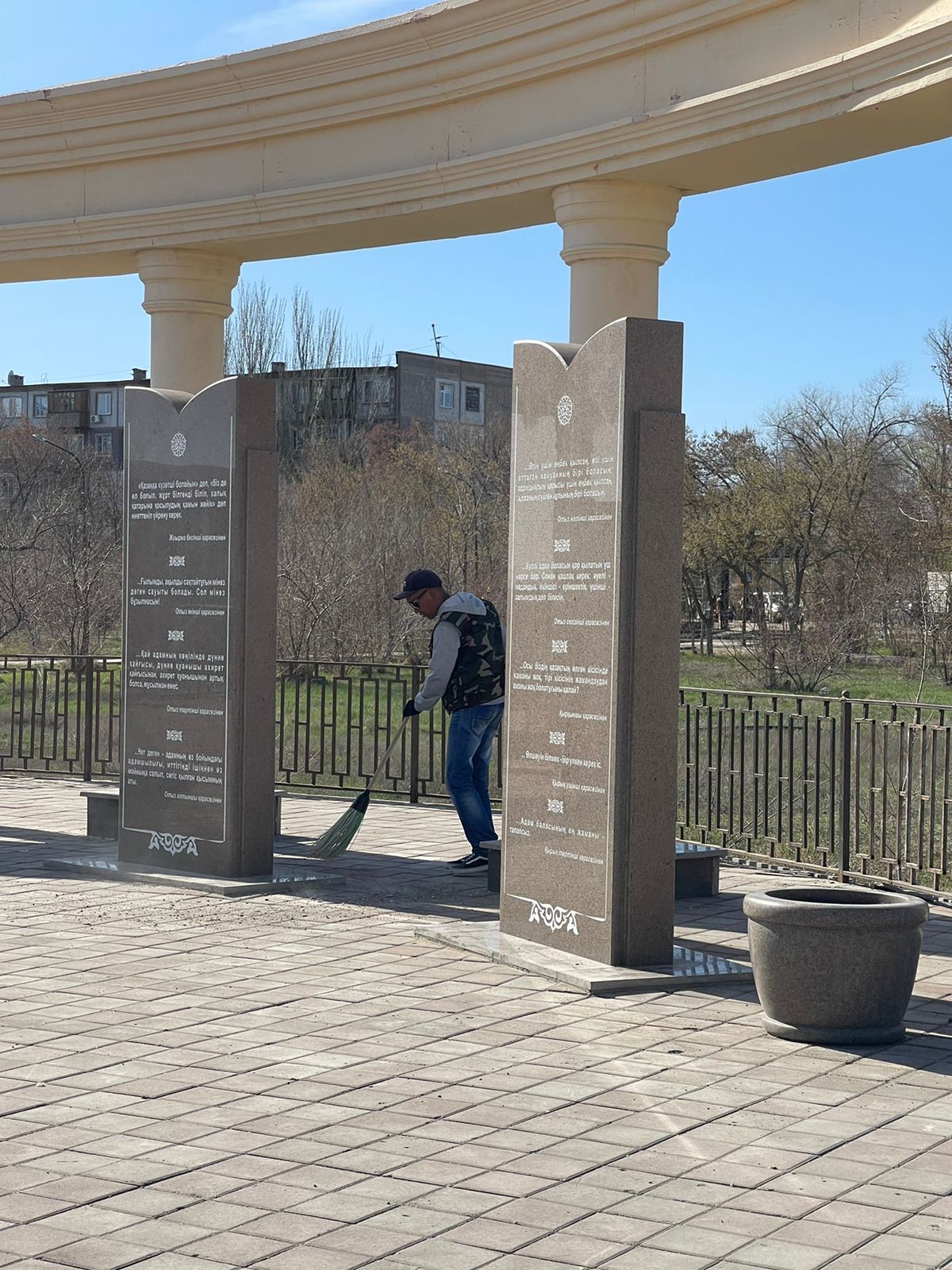 В рамках акции «Таза Қазақстан» проведены работы по уборке памятника Абаю в парке «Наурыз»