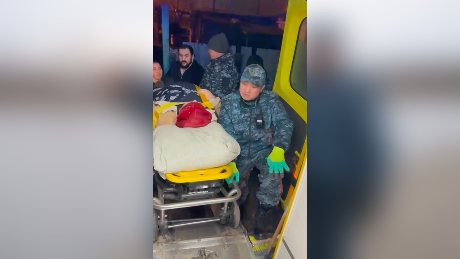 Эвакуация сәттері: Петропавлда полицейлер адамдарға көмектесуде