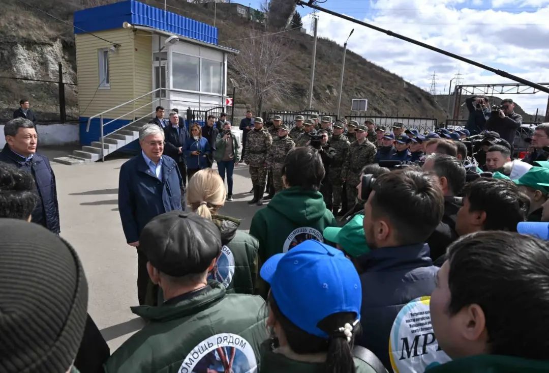 Мемлекет басшысы еліміздің бірқатар өңіріндегі су тасқынына байланысты қалыптасқан күрделі жағдайды ескере отырып, сондай-ақ бюджет қаржысын үнемдеу мақсатында Үкіметке, орталық мемлекеттік және жергілікті атқарушы органдарға имидждік және басқа да ірі іс-шараларды өткізбеу жөнінде тапсырма берді