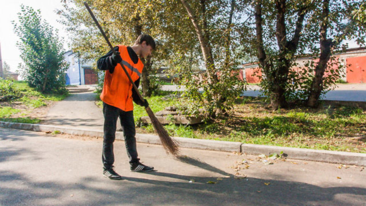 В Медеуском районе усилена работа по уборке дворовых территорий