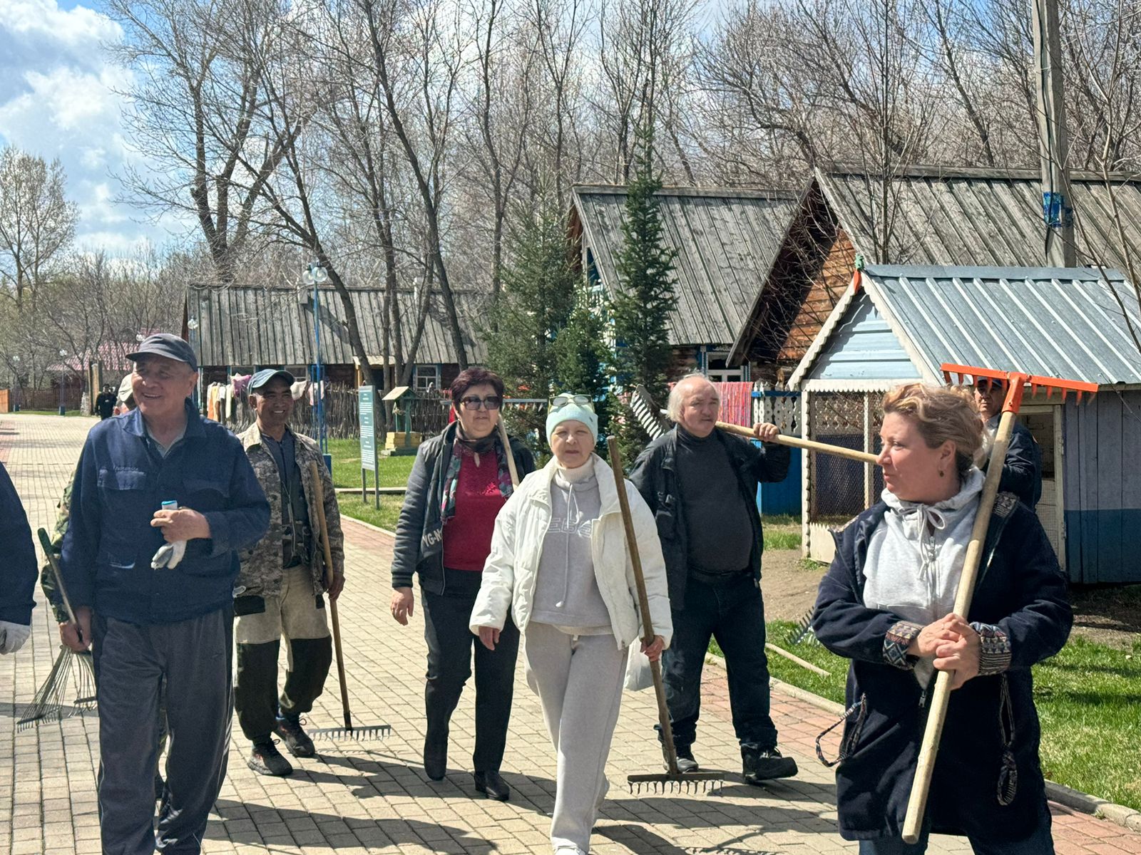 Более 300 человек вышли на субботник в Левобережном парке Усть-Каменогорска в рамках республиканской акции «Таза Қазақстан»