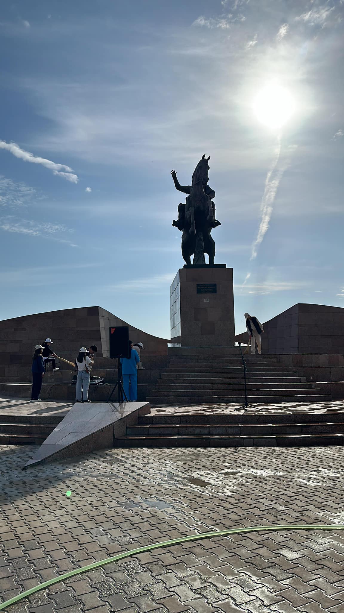 На неделе «Киелі мекен» сотрудники центра «Ана тағзым» благоустроили территорию памятников Жалантос Бахадур и Мухтара Ауэзова.