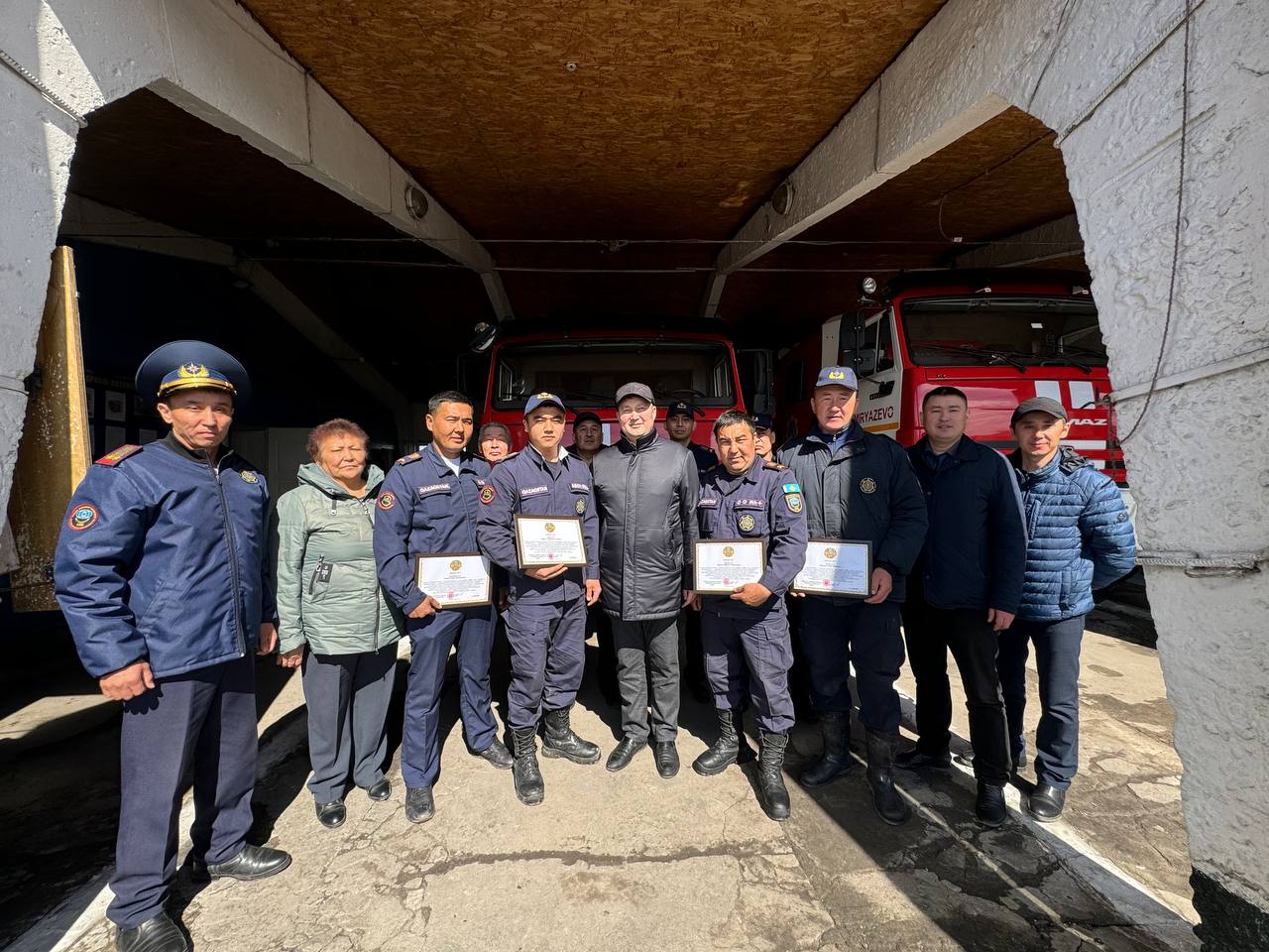 Аким района Ерлан Жаров поблагодарил спасателей ДЧС Туркестанской области