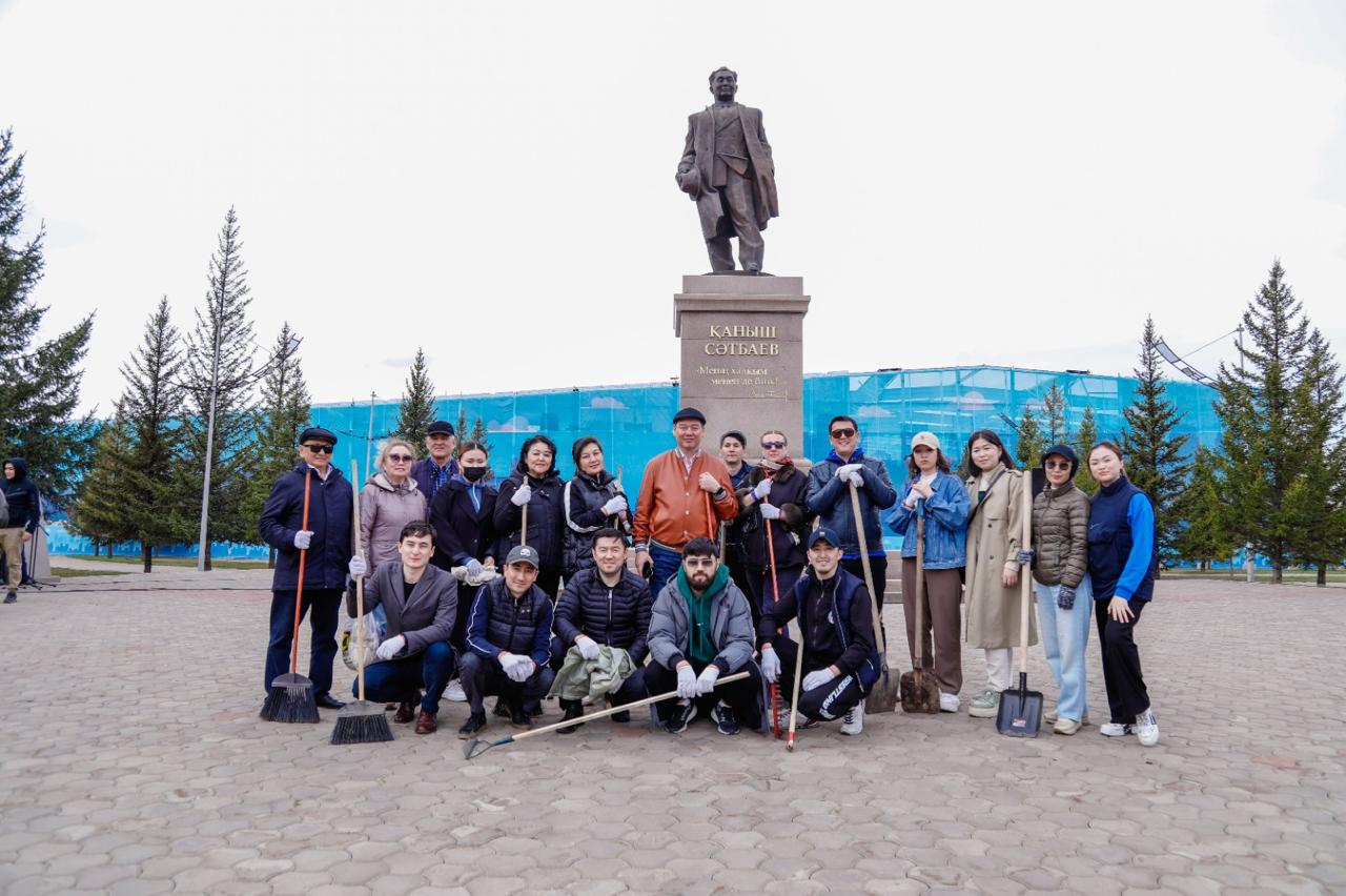 Астанадағы экоакция: Сәтбаев пен Забикулин ескерткіштерін 100-ден астам адам тазартты