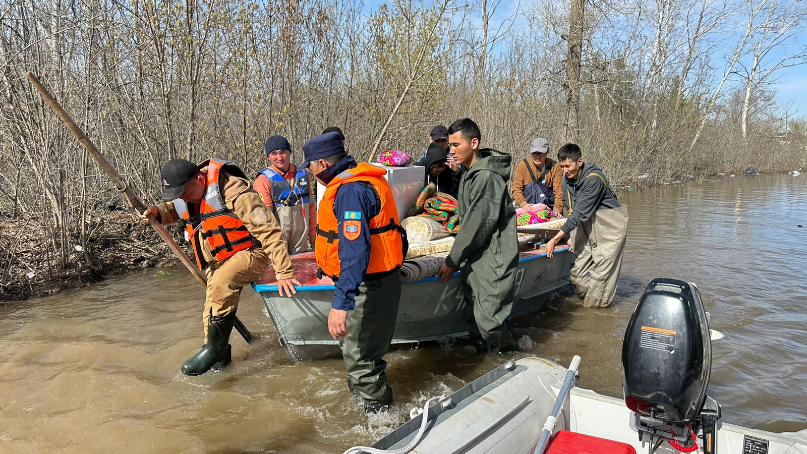 Кызылординские спасатели эвакуируют домашних животных жителей на дачах в Уральске      