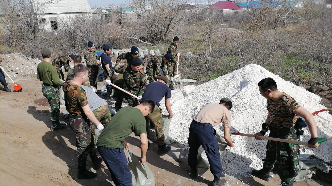 Спасатели ДЧС г. Астаны продалжают противопаводковые работы в Западно-Казахстанской области