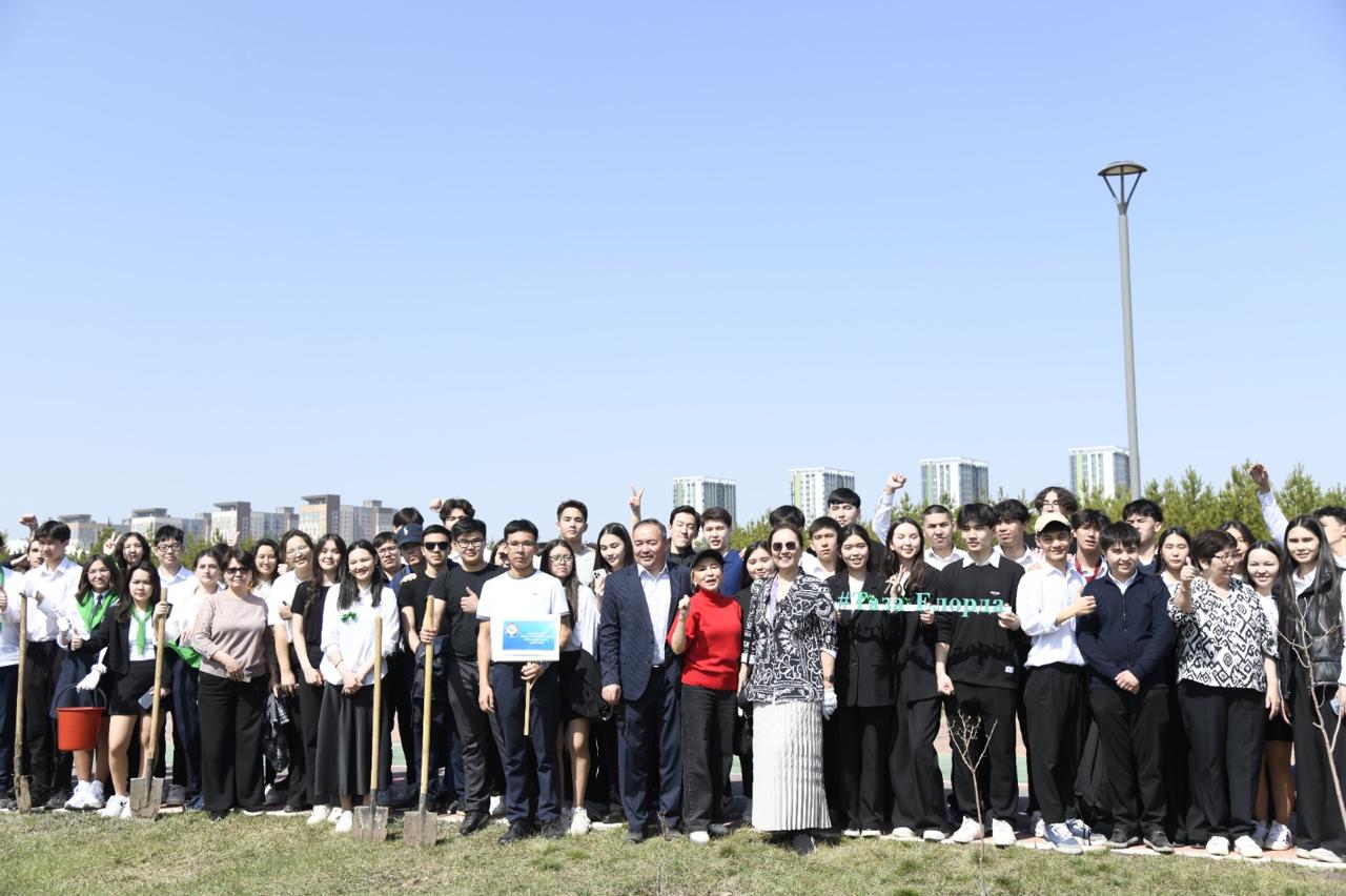 В столичном Ботаническом саду открылась «Аллея выпускников»