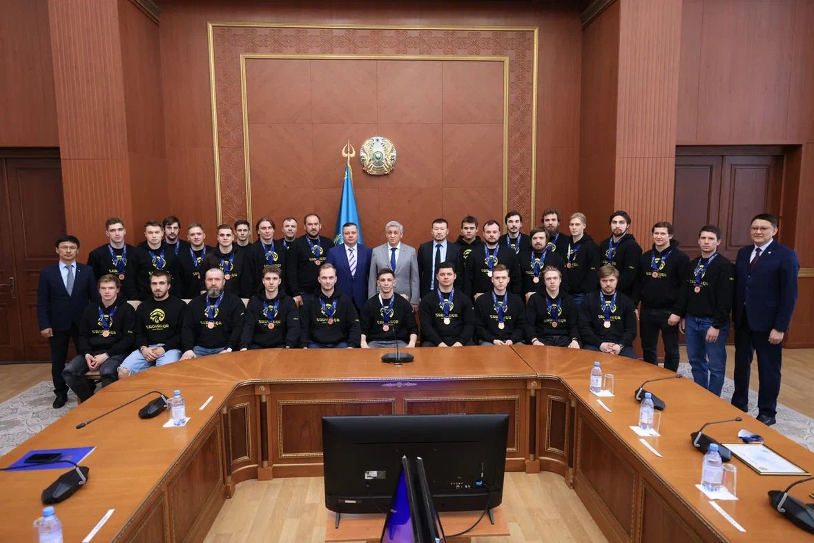 Ермаганбет Булекпаев поздравил хоккеистов «Сарыарки» с успешным выступлением на чемпионате РК