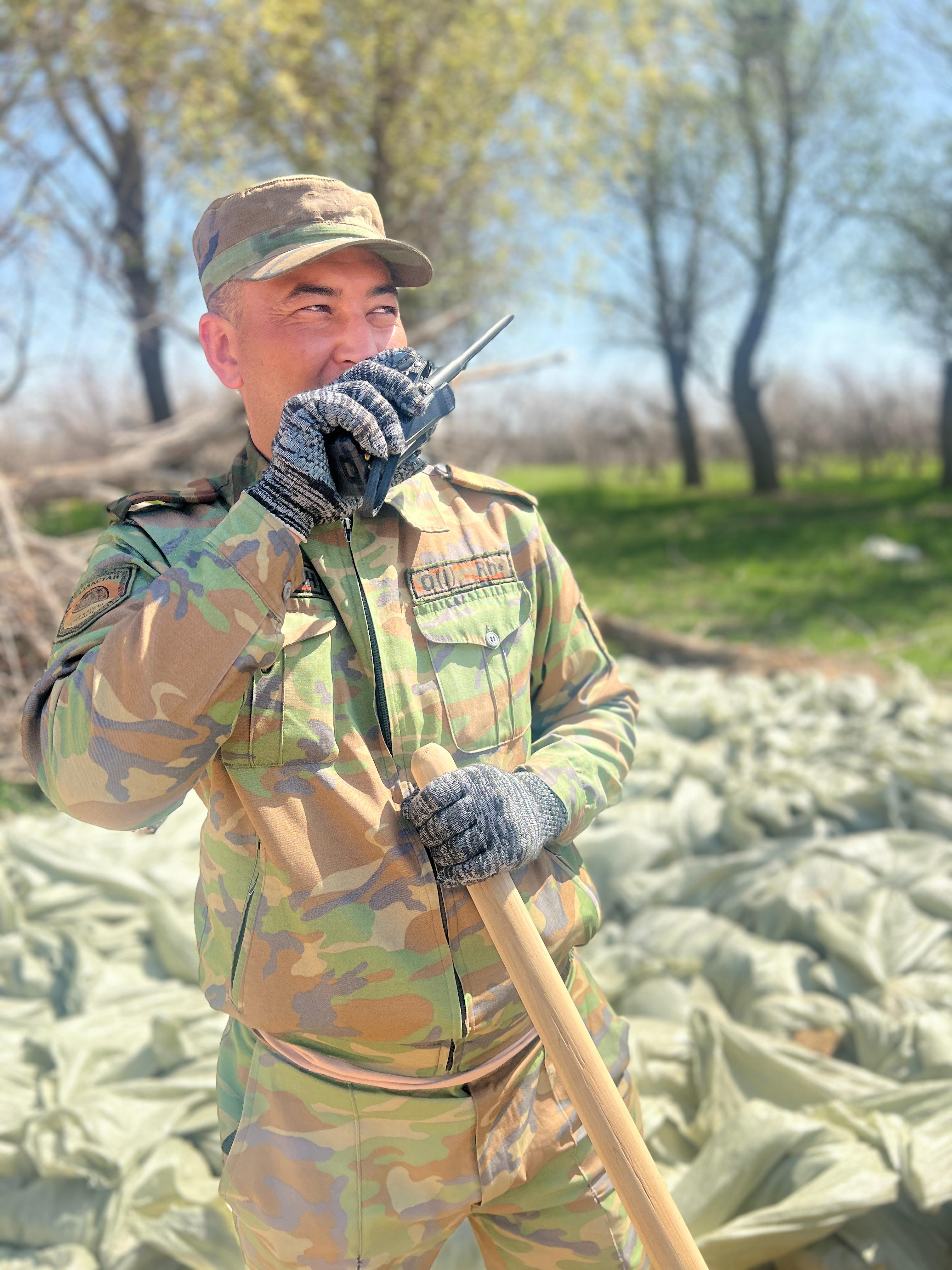Спасатели ДЧС г. Шымкент продолжают противопаводковые работы в Атырауской области