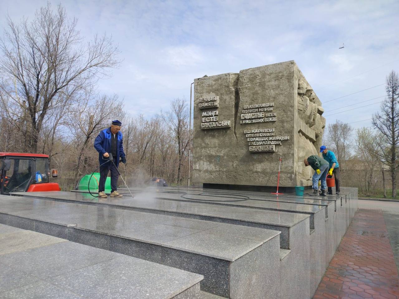 В рамках недели «Киелі мекен» проведены работы по очистке памятника «Вагон  смерти»