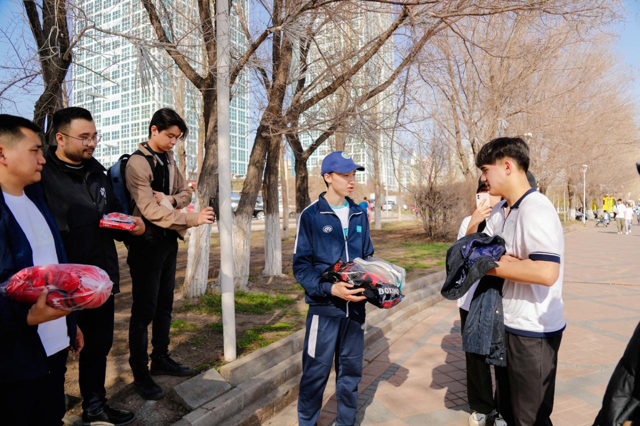 Астанада жастар қолдарындағы вейп пен темекіні спорттық құрал-жабдықтарға айырбастады