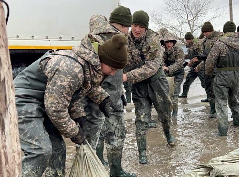 Қорғаныс министрлігінің әскери қызметшілері халықпен бірге