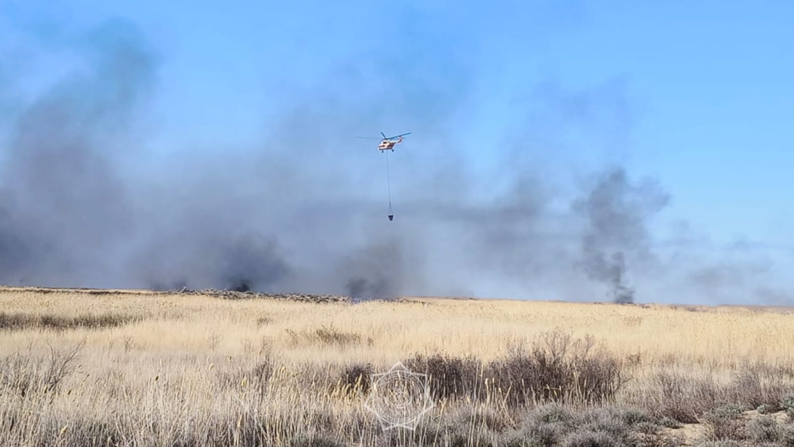 Огнеборцы Алматинской области борются с возгоранием сухостоя