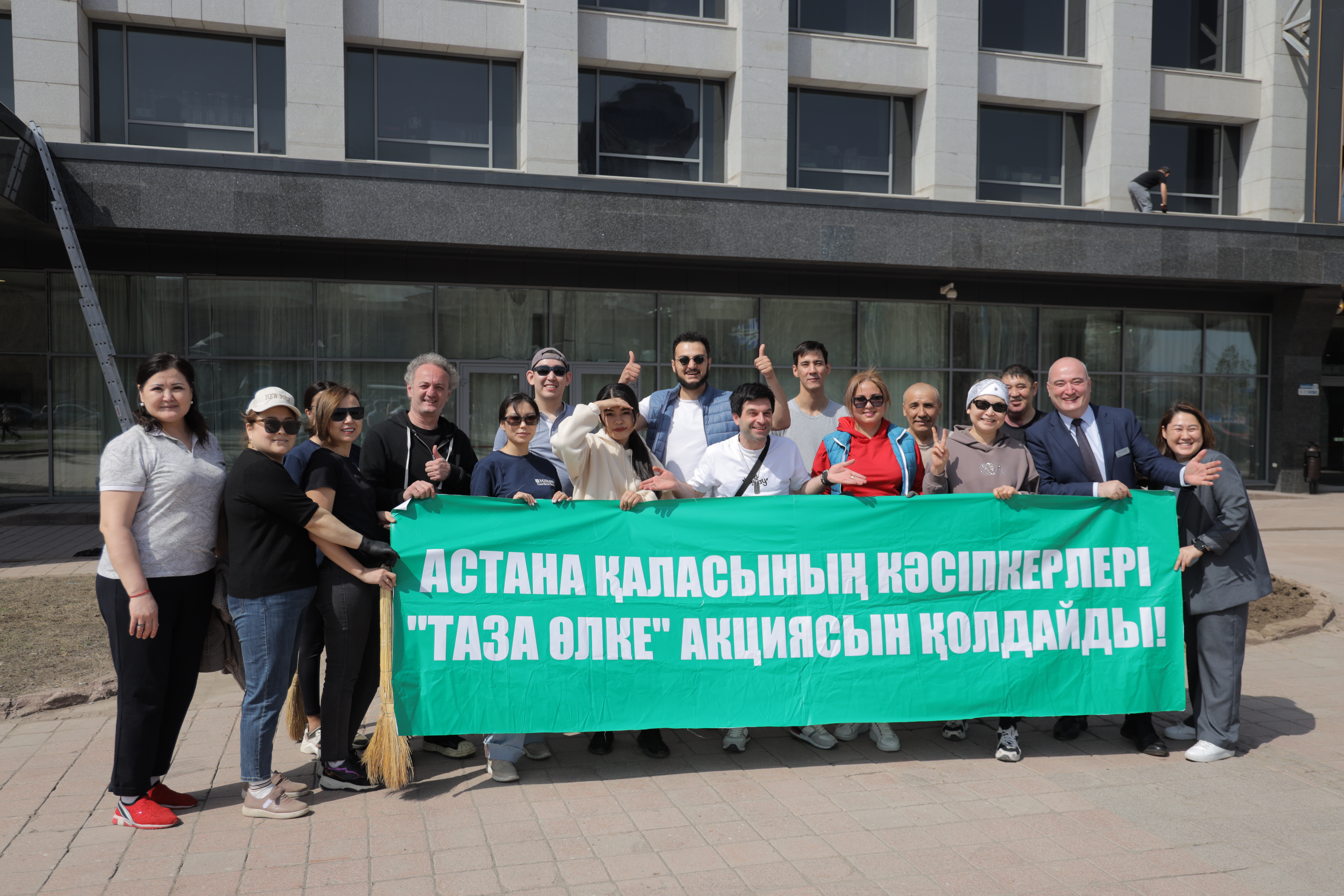 Столичные предприниматели вторую неделю участвуют в республиканской экологической акции «Таза Қазақстан. Астана - образец чистоты и порядка».
