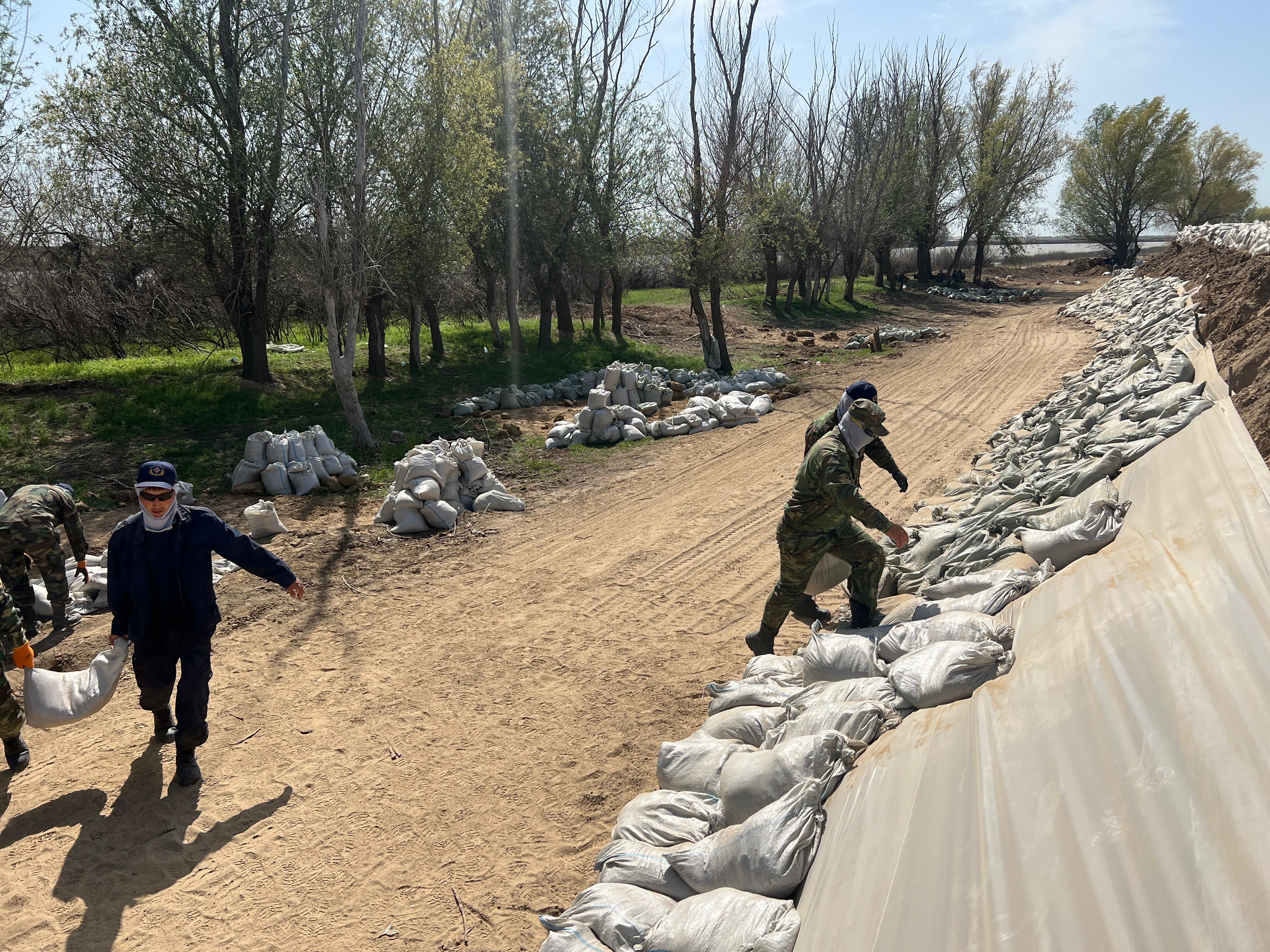 Шымкентские спасатели продолжают противопаводковые работы в Атырауской области