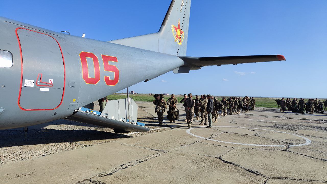Справиться с водной стихией населению помогают  специалисты Вооруженных сил разного профиля